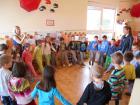 LīNa Bire Pouava Djecu Vrtia Leptir Tradicionalnome Latvijskom Plesu.